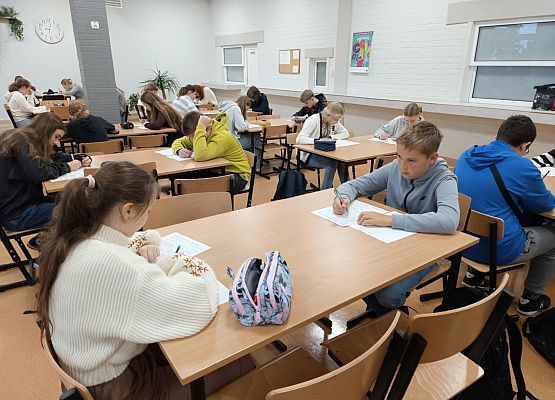 uczniowie podczas konkkursu AleMózgi!