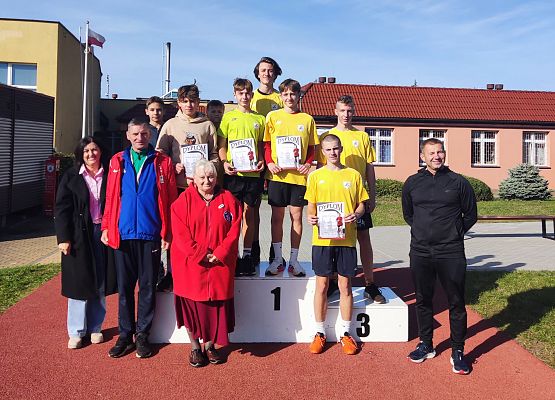 chłopcy starsi na podium