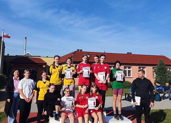 dziewczynki starsze na podium