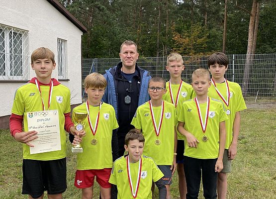 Zwycięska drużyna chłopców młodszych z P. Markiem
