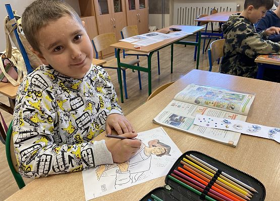 uczeń pracuje na lekcji