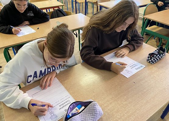 dziewczynki uczą się o Krzysztofie Kolumbie