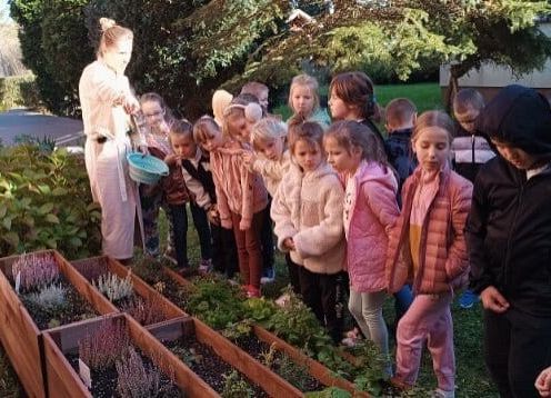 2a przy swojej skrzynce