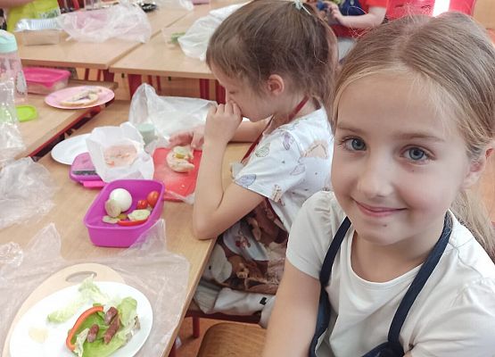 Amelia Sobczak i jej kanapka