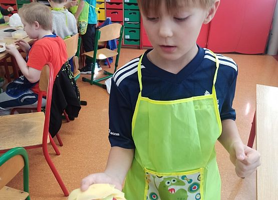 Dominik Dudziński ze swoją kanapką