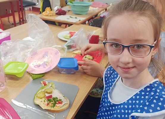 Oliwia Roszczyńska i jej kanapka