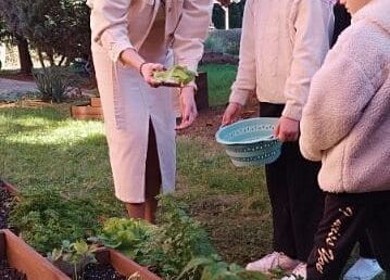 Pani Dorota przy skrzynce z Martyną Wojciechowską i Oliwią Przybysz