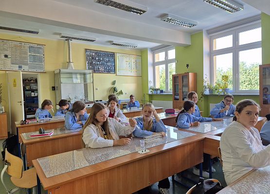 uczniowie wykonują doświadczenie