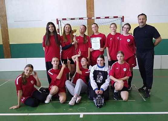 zawodniczki z pucharem i P. Irkiem