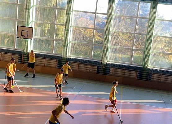 Chłopcy starsi w czasie gry