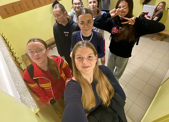 dziewczynki starsze w szatni