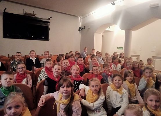 dzieci czekają na spektakl