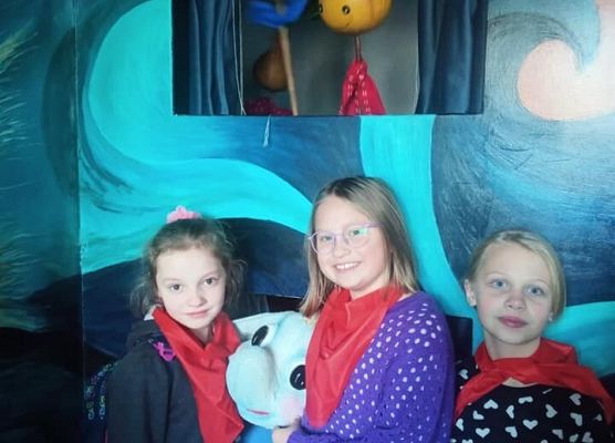 dziewczyni z kukiełkami warzyw