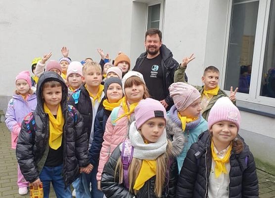 klasa 2c z reżyserm po spektaklu