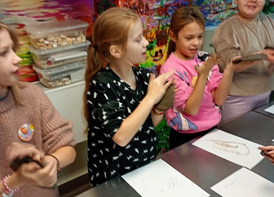 dzieci lepią z gliny