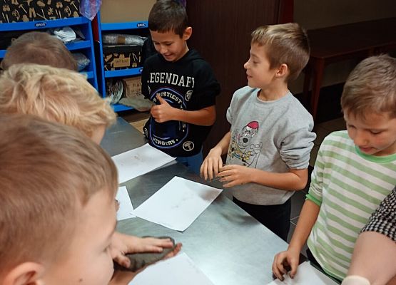 dzieci lepią z gliny