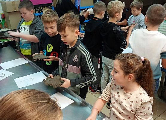 dzieci lepią z gliny