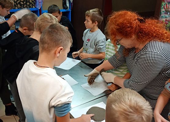 dzieci lepią z gliny