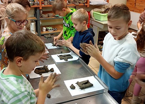 dzieci lepią z gliny