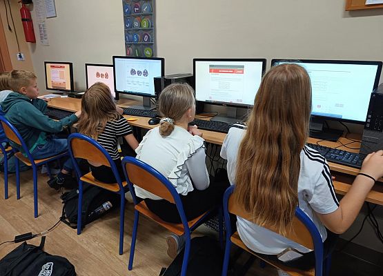 uczniowie  klas 4-6 podczas konkursu informatycznego