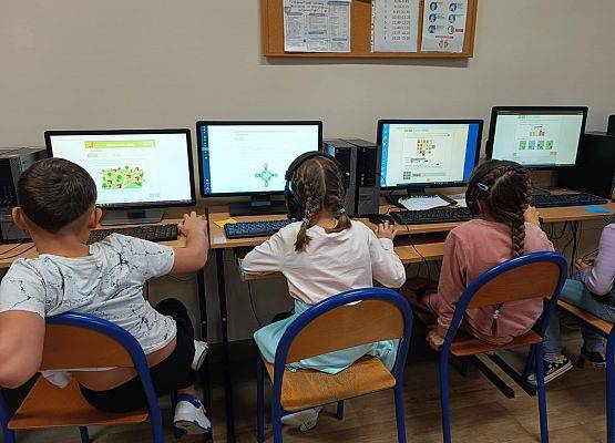 uczniowie podczas konkursu informatycznego