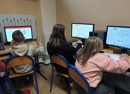 uczniowie klas 4-6 podczas konkursu informatycznego