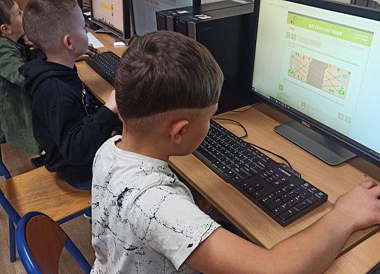 uczniowie podczas konkursu informatycznego