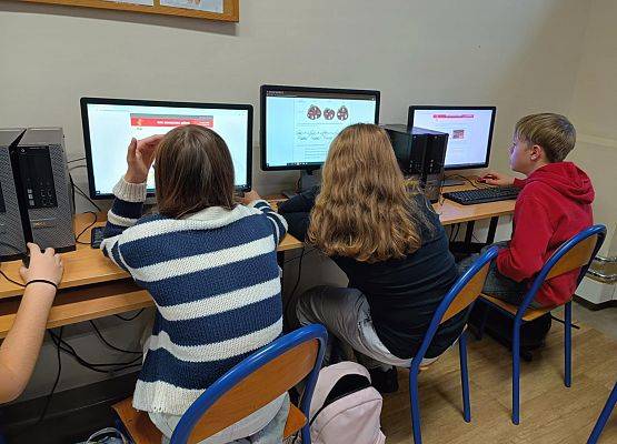 uczniowie klas 4-6  podczas konkursu informatycznego