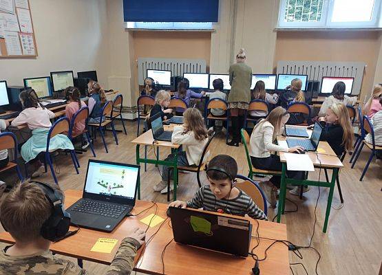 uczniowie podczas konkursu informatycznego