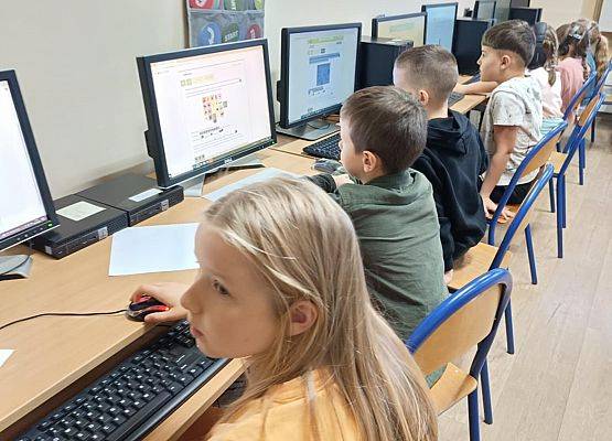 uczniowie podczas konkursu informatycznego