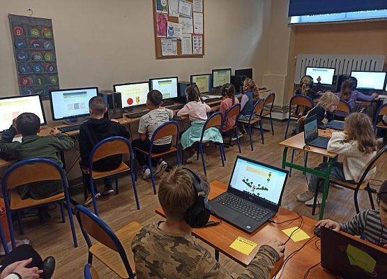 uczniowie podczas konkursu informatycznego