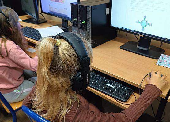 uczniowie podczas konkursu informatycznego