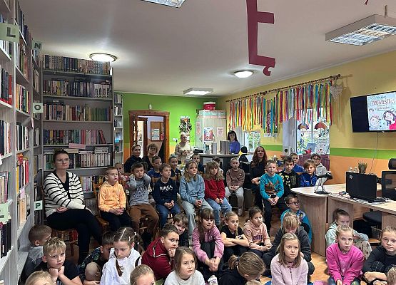 klasy 2 podczas spotkania autorskiego w bibliotece