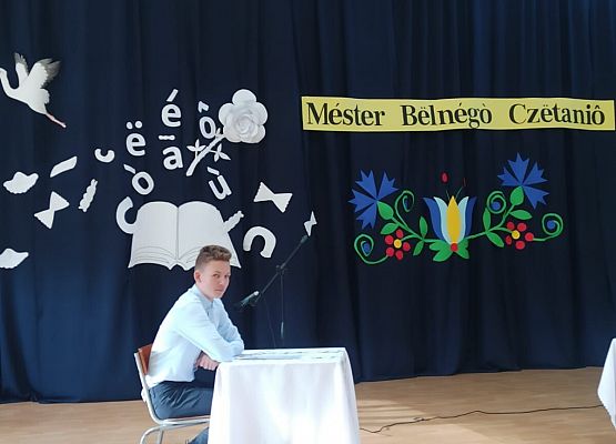 Adrian Jaskulka z 8a podczas czytania na konkursie
