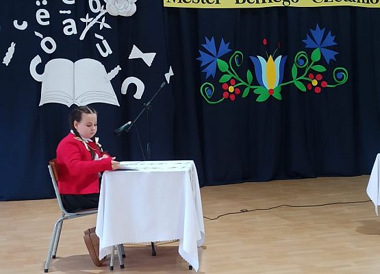 Aleksandra Lipska podczas czytania po kaszubsku