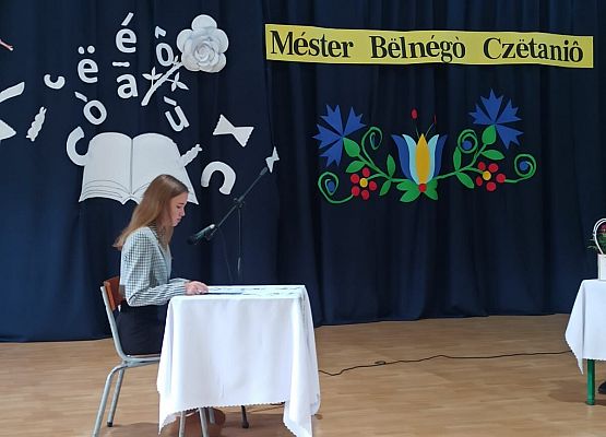 Anastazja Domarus podczas czytania na konkursie