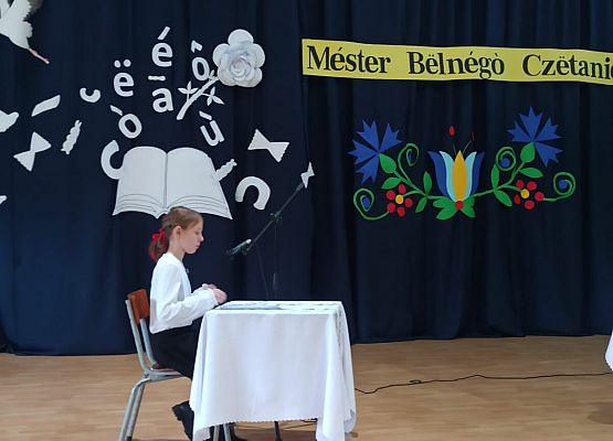 Zofia Leszkowska podczas czytania na konkursie