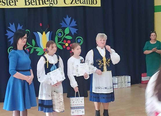 Zosia Leszkowska odbiera nagrodę za wyróżnienie