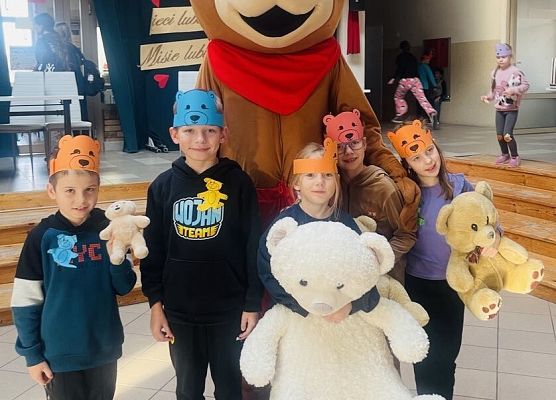dzieci z misiem