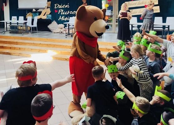 miś wita się z dziećmi