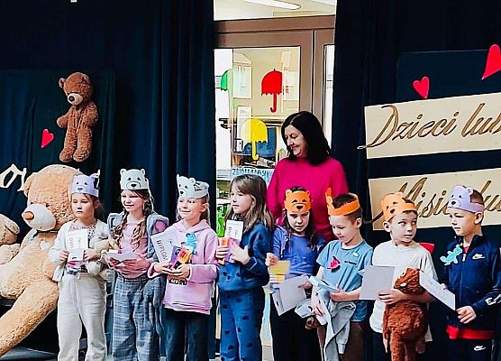 Uczniowie nagrodzeni w konkursie „Portret Bratka”.