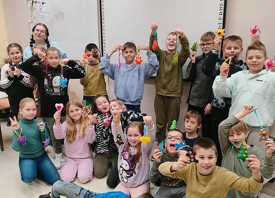 tworzenie ozdób świątecznych przez dzieci