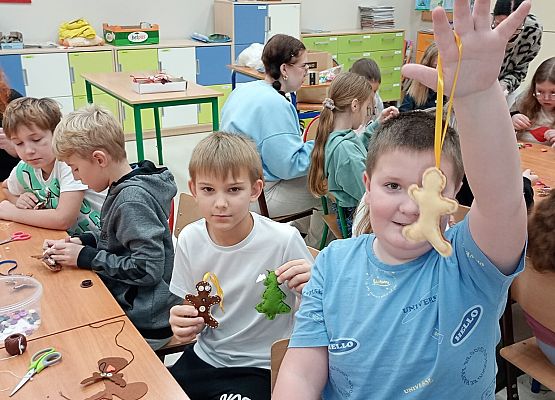 tworzenie ozdób świątecznych przez dzieci