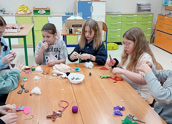 tworzenie ozdób świątecznych przez dzieci