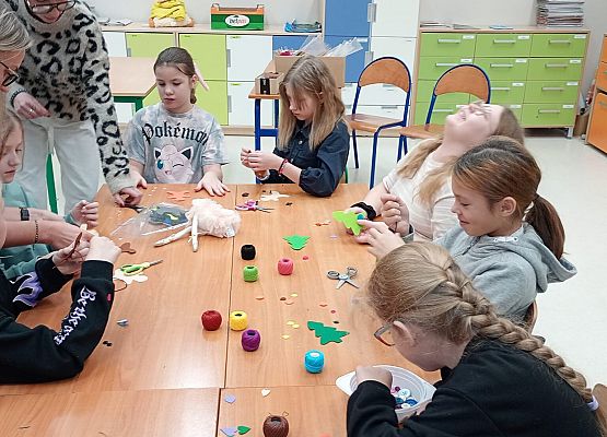 tworzenie ozdób świątecznych przez dzieci