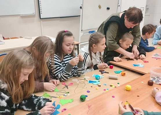 tworzenie ozdób świątecznych przez dzieci