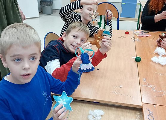 tworzenie ozdób świątecznych przez dzieci