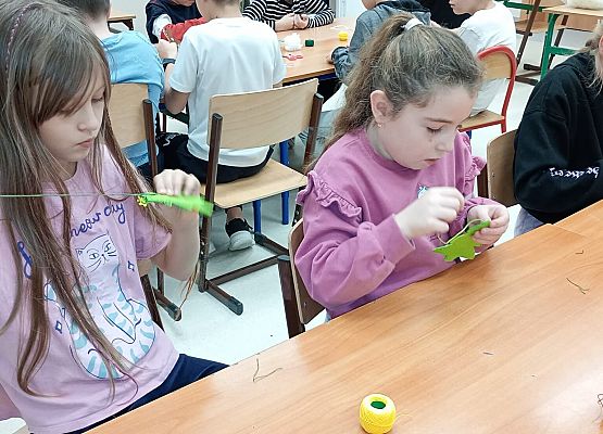 tworzenie ozdób świątecznych przez dzieci