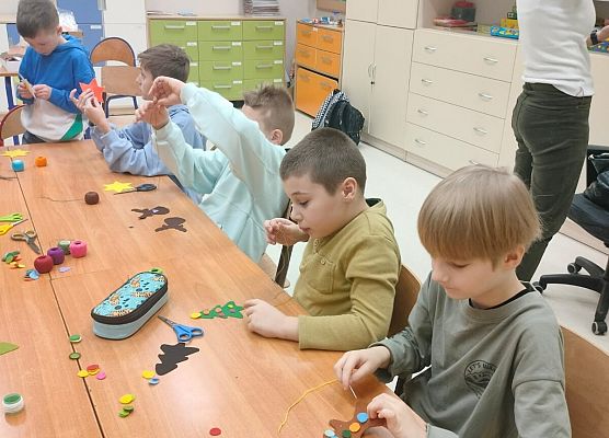 tworzenie ozdób świątecznych przez dzieci