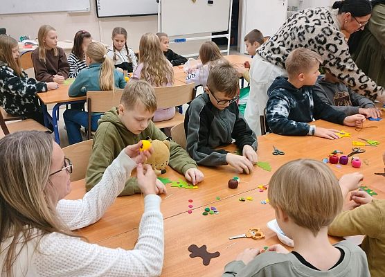 tworzenie ozdób świątecznych przez dzieci